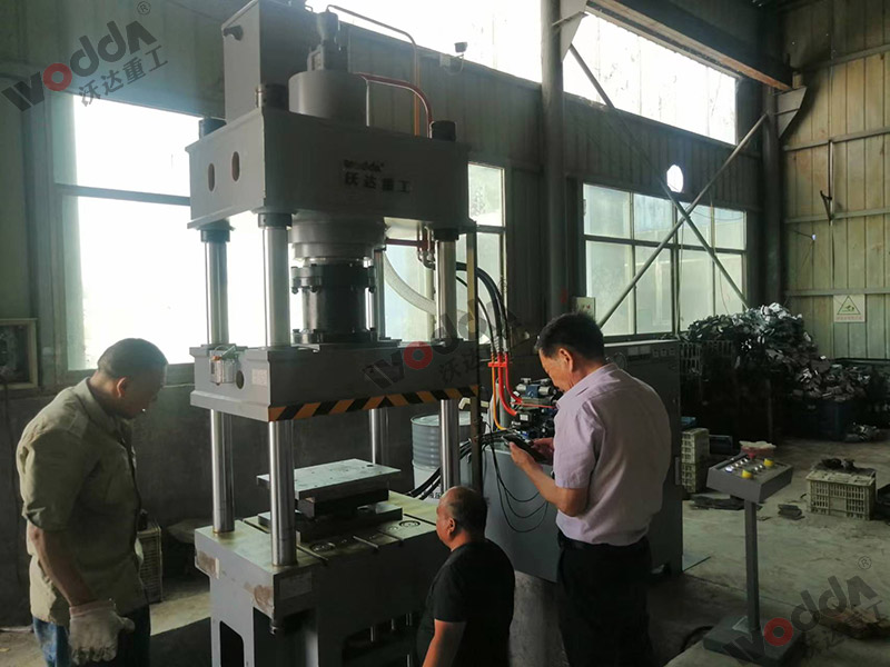 200噸不鏽鋼離(lí)心風機成型液(yè)壓機(jī)